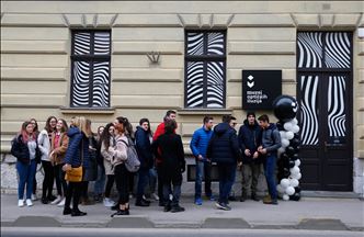 Visitantes del Museo de ilusiones ópticas en Sarajevo