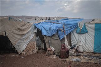 Siros luchan por vivir en campos de migrantes en Idlib