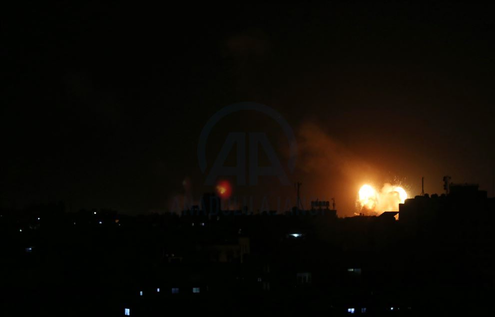 إصابة 4 فلسطينيين في الغارات الإسرائيلية على غزة
