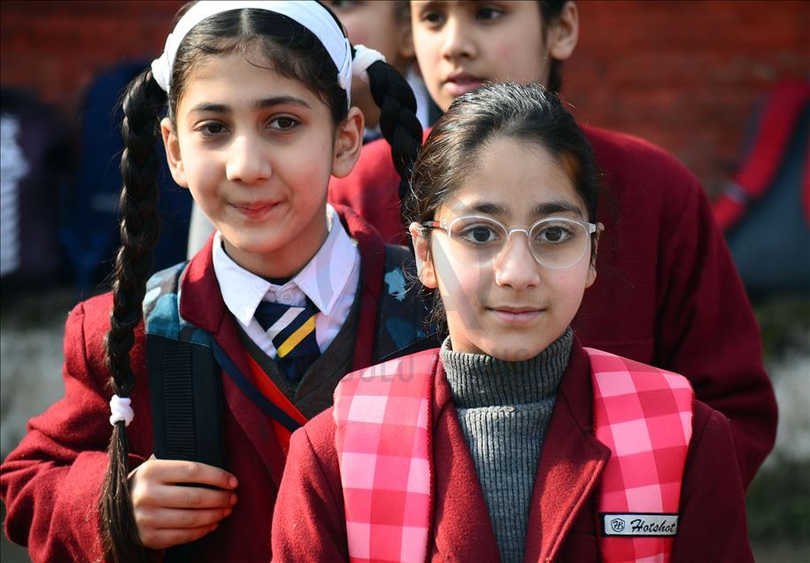 Sekolah dibuka kembali di seluruh Kashmir