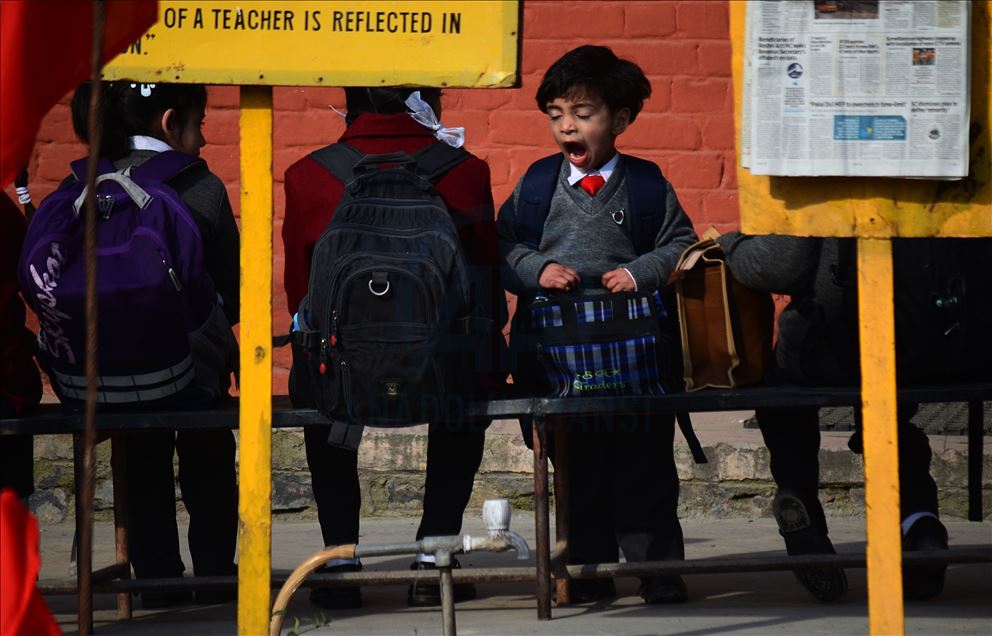Sekolah dibuka kembali di seluruh Kashmir