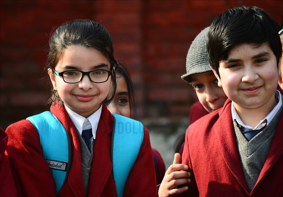 Sekolah dibuka kembali di seluruh Kashmir