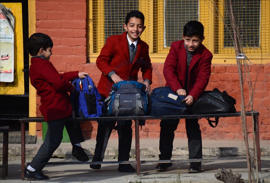 Sekolah dibuka kembali di seluruh Kashmir