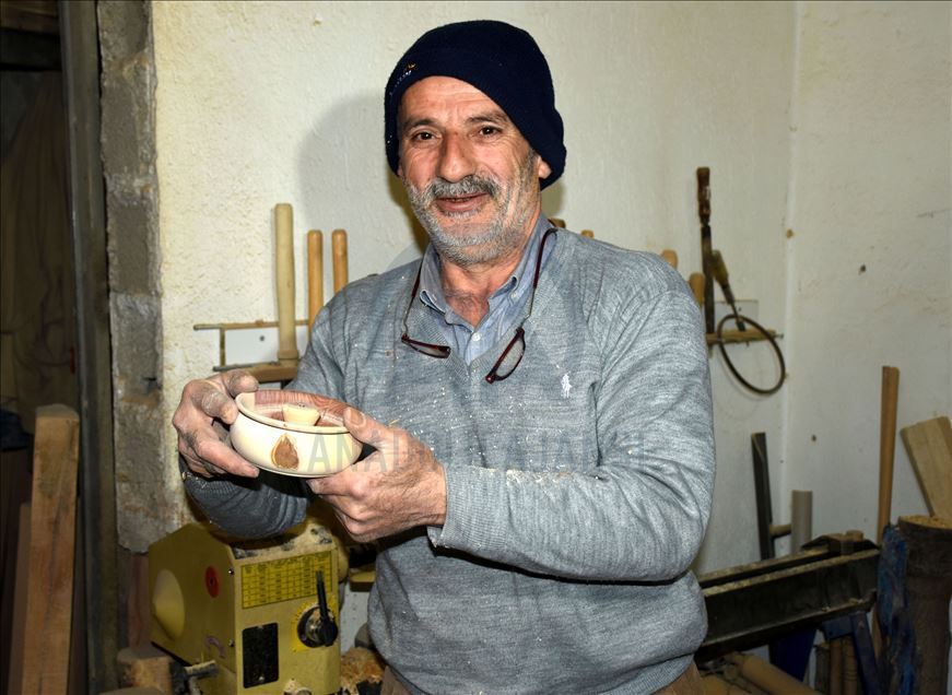 منذ نصف قرن.. نجار تركي يشكّل من الخشب تحفاً منزلية
