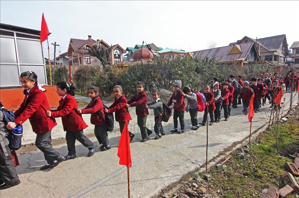 Sekolah dibuka kembali di seluruh Kashmir