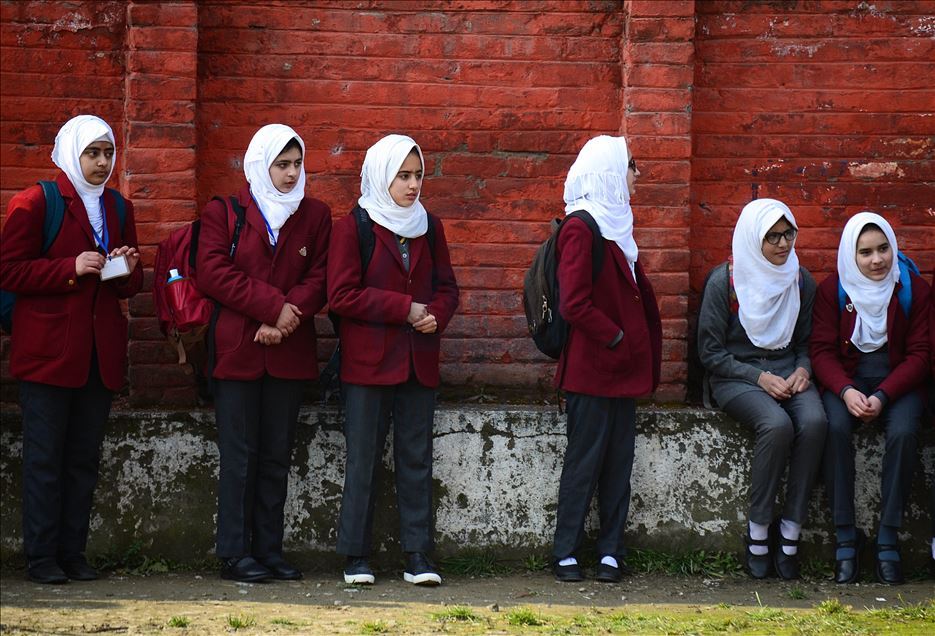 Sekolah dibuka kembali di seluruh Kashmir
