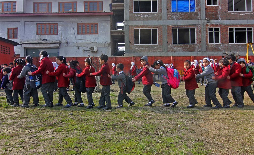 Sekolah dibuka kembali di seluruh Kashmir