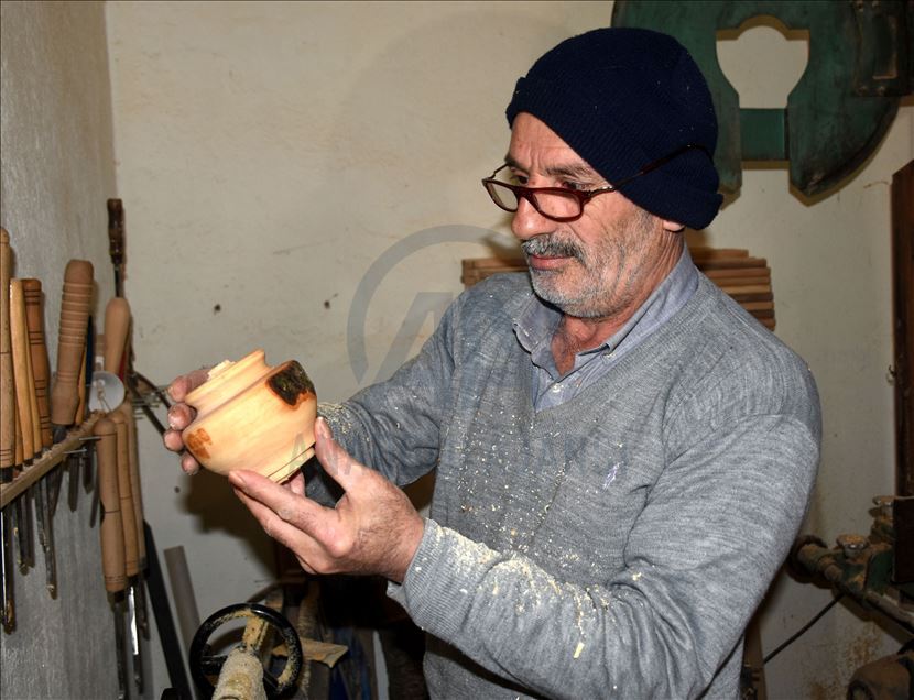 منذ نصف قرن.. نجار تركي يشكّل من الخشب تحفاً منزلية
