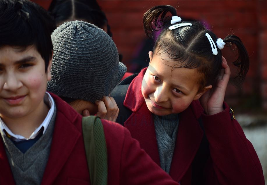 Sekolah dibuka kembali di seluruh Kashmir