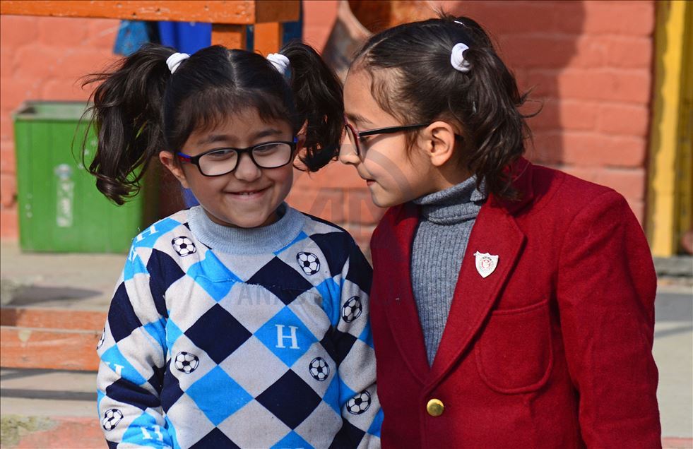 Sekolah dibuka kembali di seluruh Kashmir