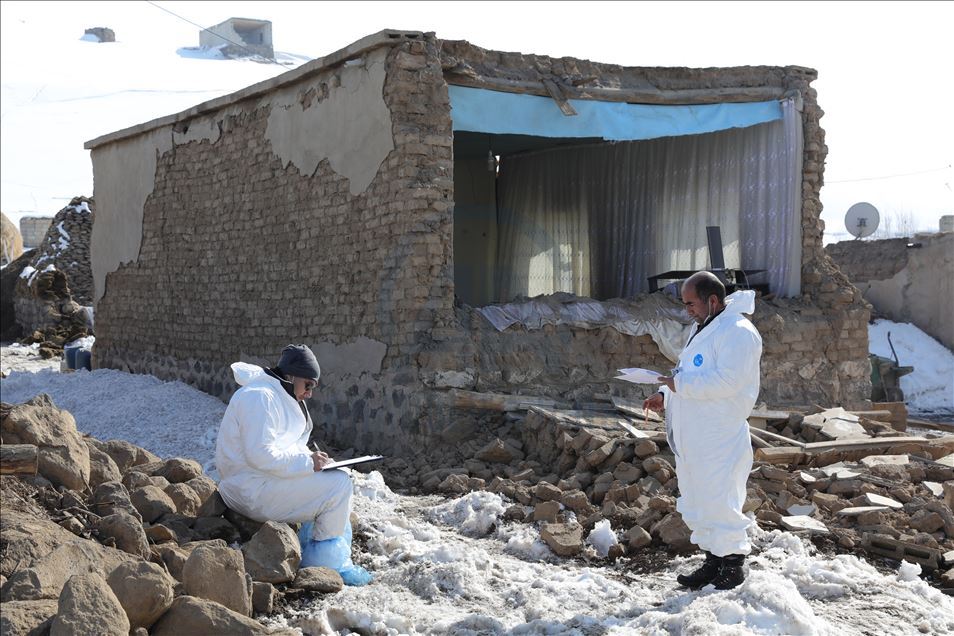 Devletin imkanları Başkale'de depremzedeler için seferber edildi
