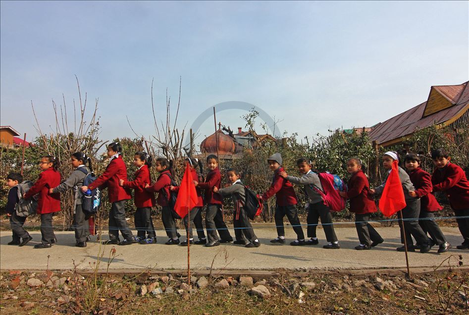 Sekolah dibuka kembali di seluruh Kashmir