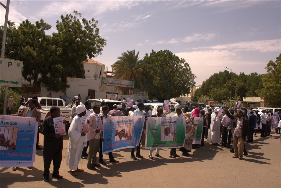 السودان.. وقفة للمطالبة بإطلاق سراح قيادات بحزب الترابي