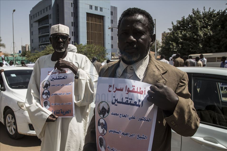السودان.. وقفة للمطالبة بإطلاق سراح قيادات بحزب الترابي