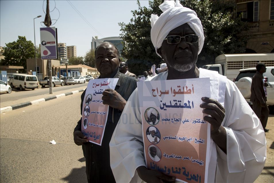 السودان.. وقفة للمطالبة بإطلاق سراح قيادات بحزب الترابي