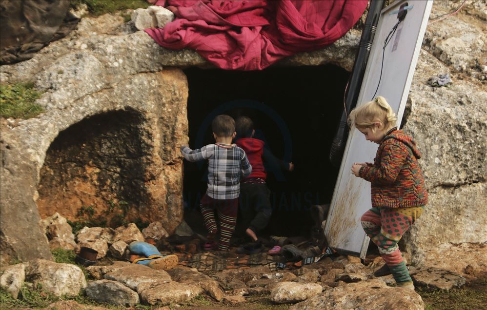 Mağaraya sığınan İdlibli aile, sırtlanlara karşı nöbet tutuyor