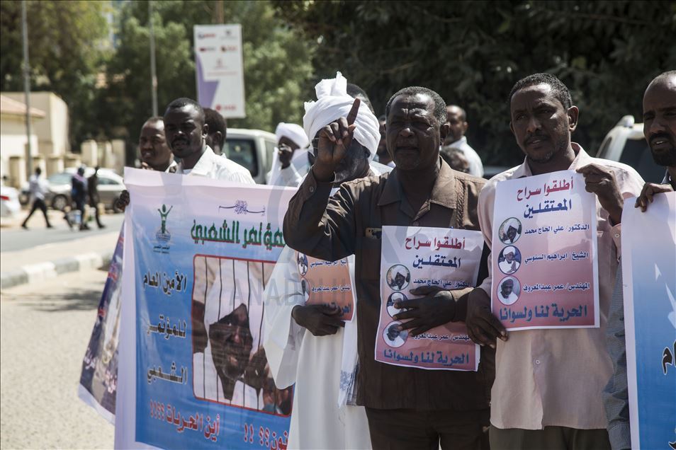 السودان.. وقفة للمطالبة بإطلاق سراح قيادات بحزب الترابي