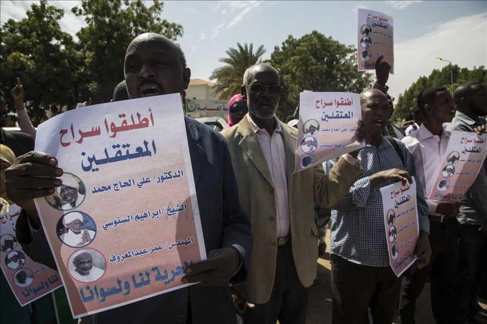 السودان.. وقفة للمطالبة بإطلاق سراح قيادات بحزب الترابي