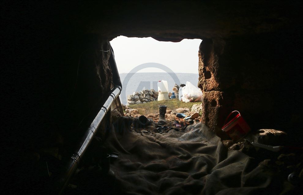 Mağaraya sığınan İdlibli aile, sırtlanlara karşı nöbet tutuyor