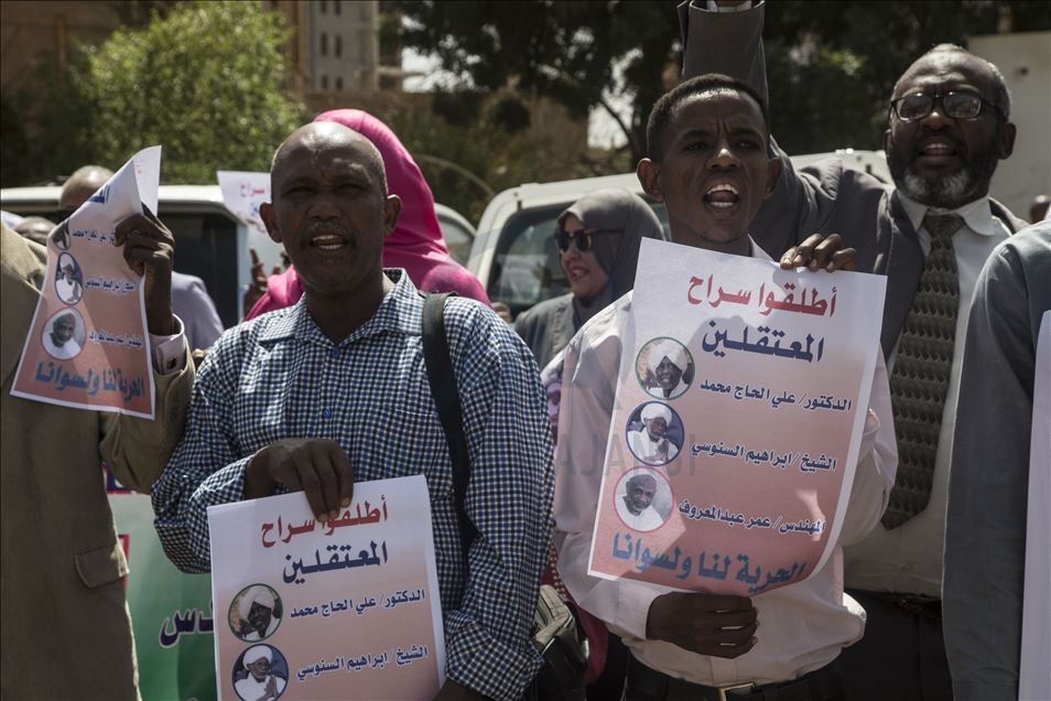 السودان.. وقفة للمطالبة بإطلاق سراح قيادات بحزب الترابي