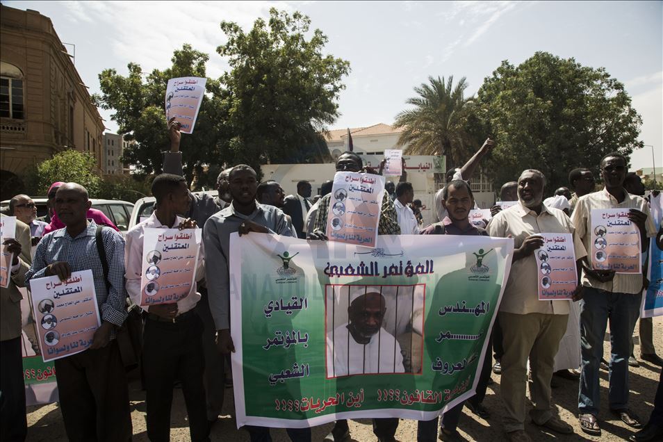 السودان.. وقفة للمطالبة بإطلاق سراح قيادات بحزب الترابي