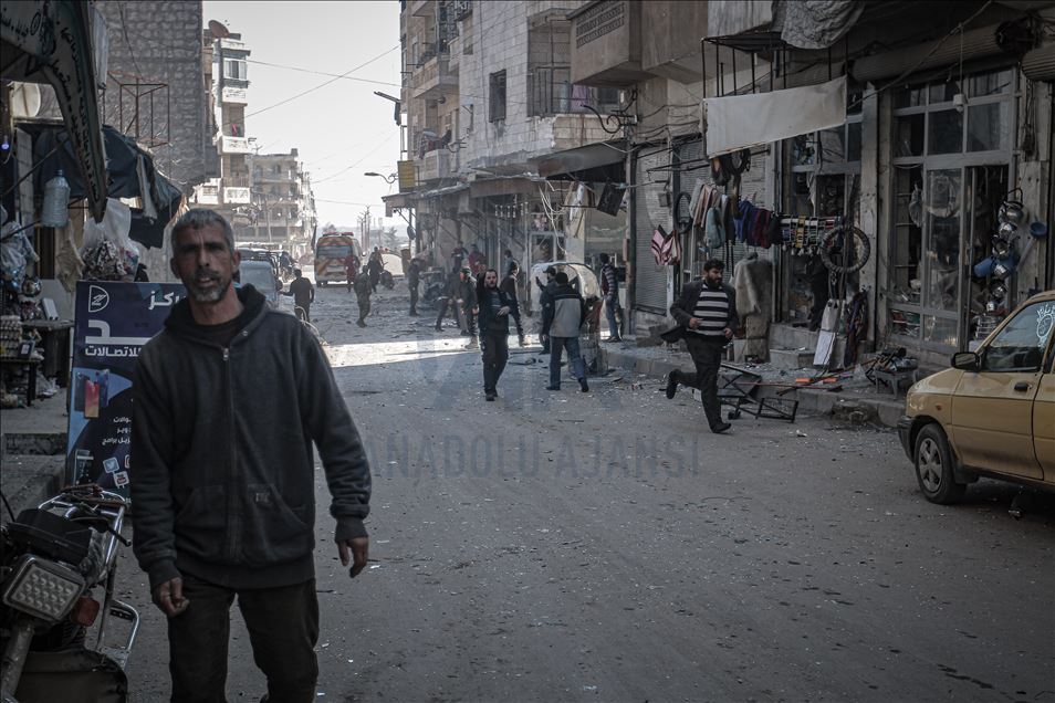 مقتل 4 مدنيين في قصف للنظام السوري بالقنابل العنقودية على إدلب
