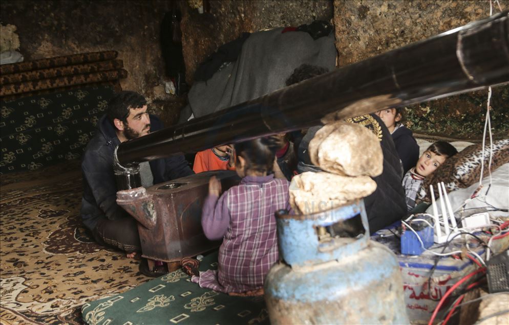 المغارات.. ملاذ غير آمن لنازحين من قصف النظام السوري
