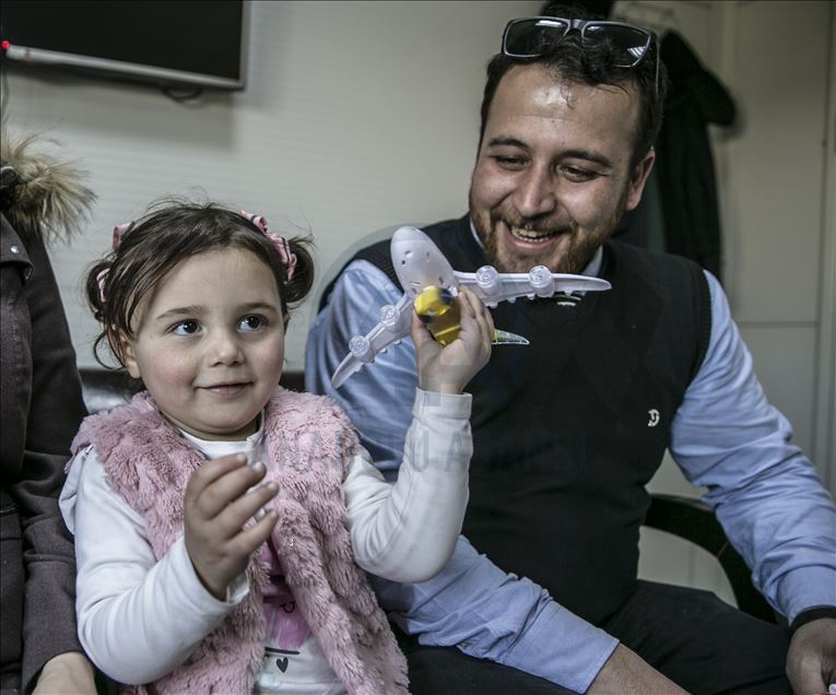 Suriye'de "savaş oyunu" oynayan Selva, Türkiye'de gerçek oyuncaklara kavuştu
