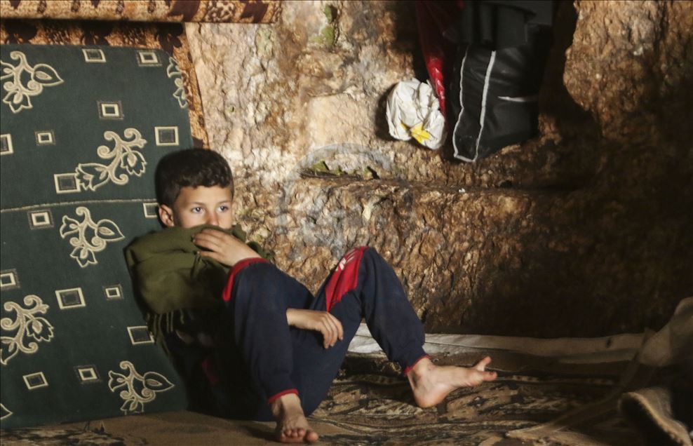 المغارات.. ملاذ غير آمن لنازحين من قصف النظام السوري

