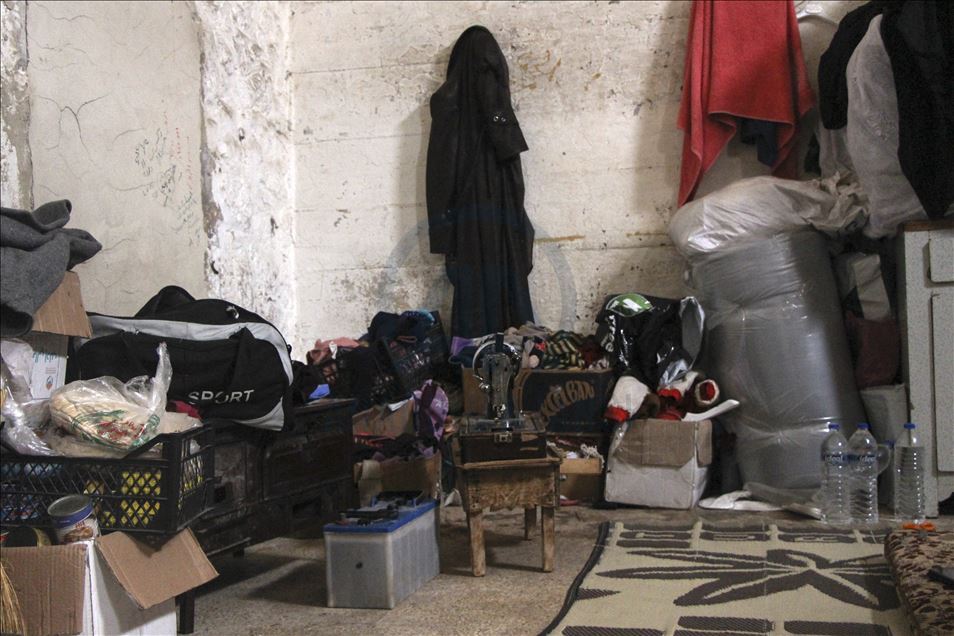 Жители Сирии укрываются от бомбежек в тюрьме Идлиба
