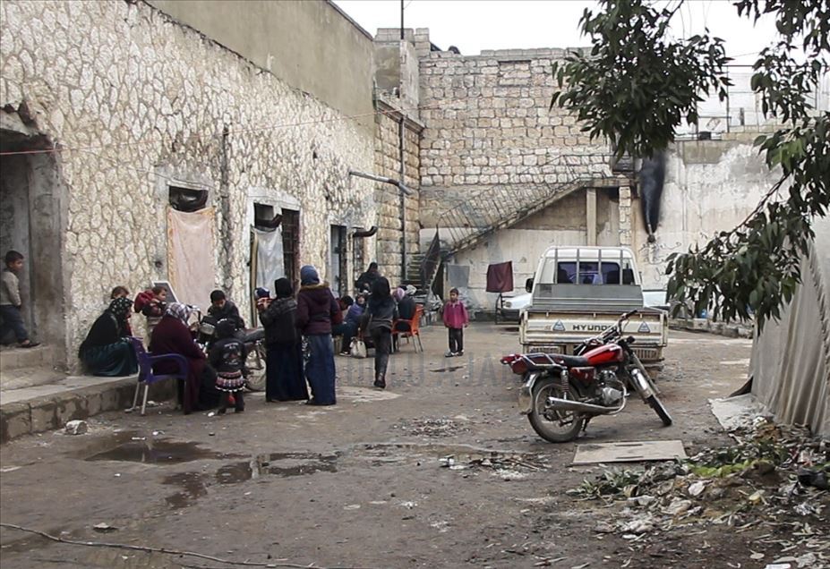 Bombalardan kaçan İdlibli aileler, çareyi "hapishaneye girmekte" buldu
