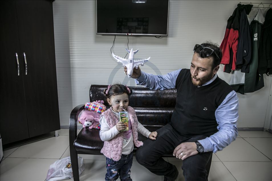 Suriye'de "savaş oyunu" oynayan Selva, Türkiye'de gerçek oyuncaklara kavuştu
