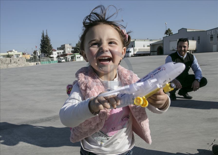 Suriye'de "savaş oyunu" oynayan Selva, Türkiye'de gerçek oyuncaklara kavuştu