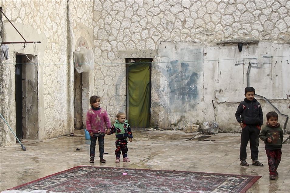 Жители Сирии укрываются от бомбежек в тюрьме Идлиба
