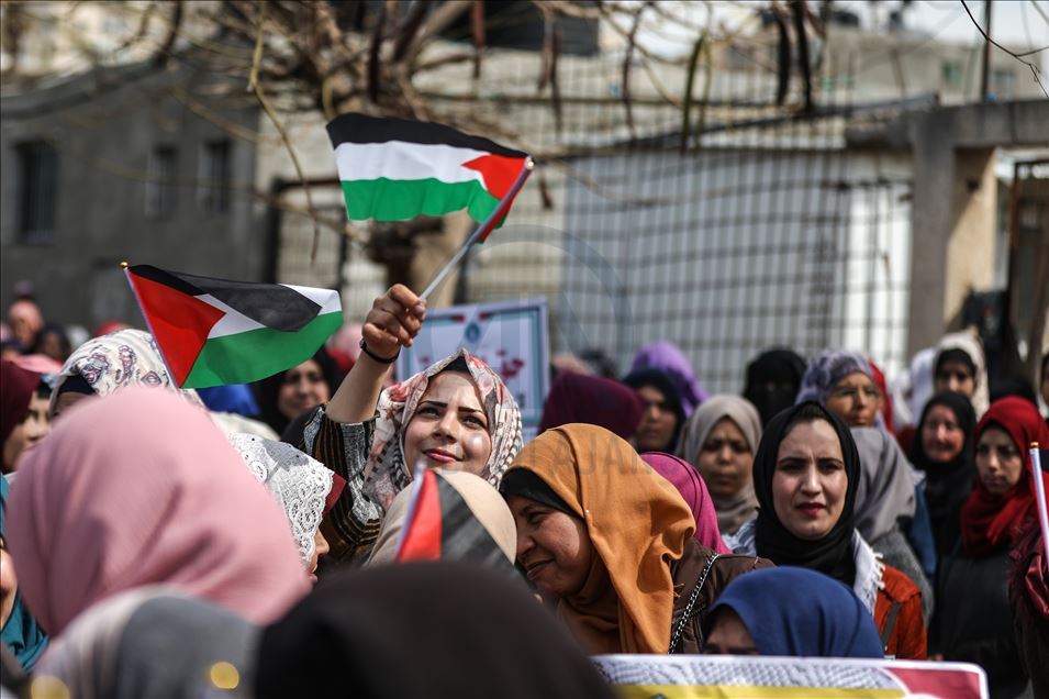 غزة.. وقفة نسوية رفضا لصفقة القرن

