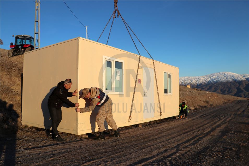 Elazığ'da kırsaldaki depremzedelere konteyner ulaştırılıyor