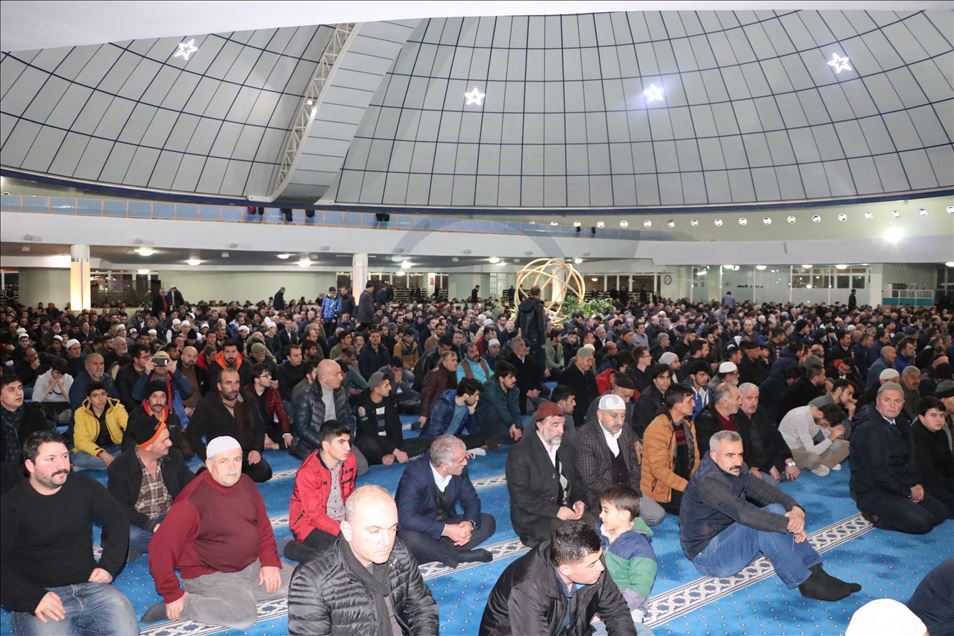 Erzincan'da Regaip Kandili dualarla idrak edildi