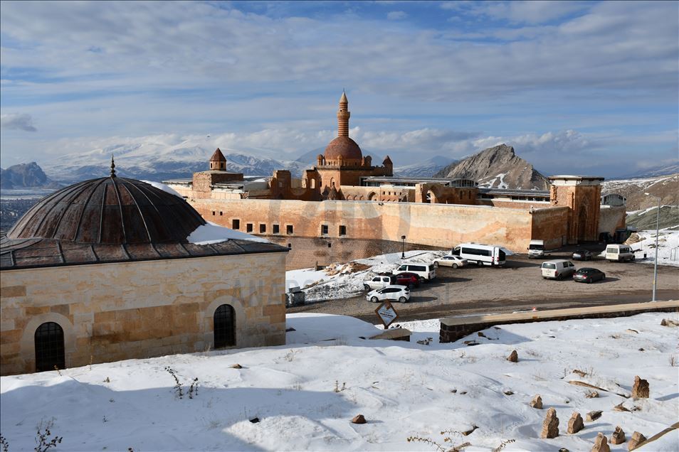 İshak Paşa Sarayı'nda kış güzelliği yaşanıyor