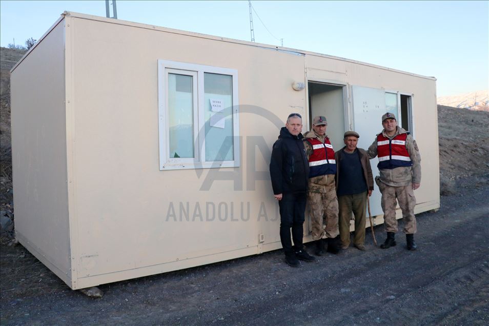 Elazığ'da kırsaldaki depremzedelere konteyner ulaştırılıyor