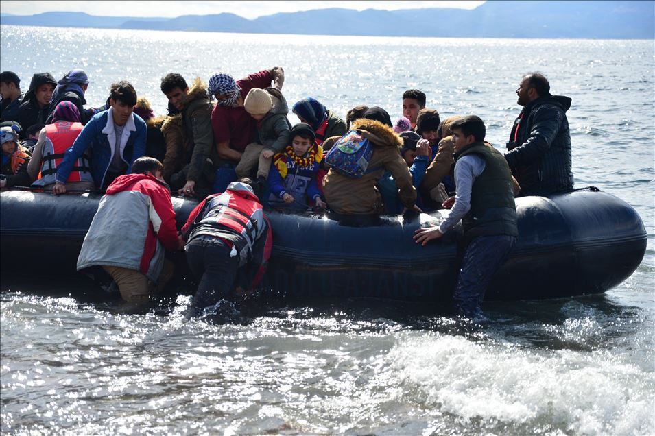 Avrupa'ya gitmek isteyen düzensiz göçmenler Çanakkale'de sahillere gelmeye başladı

