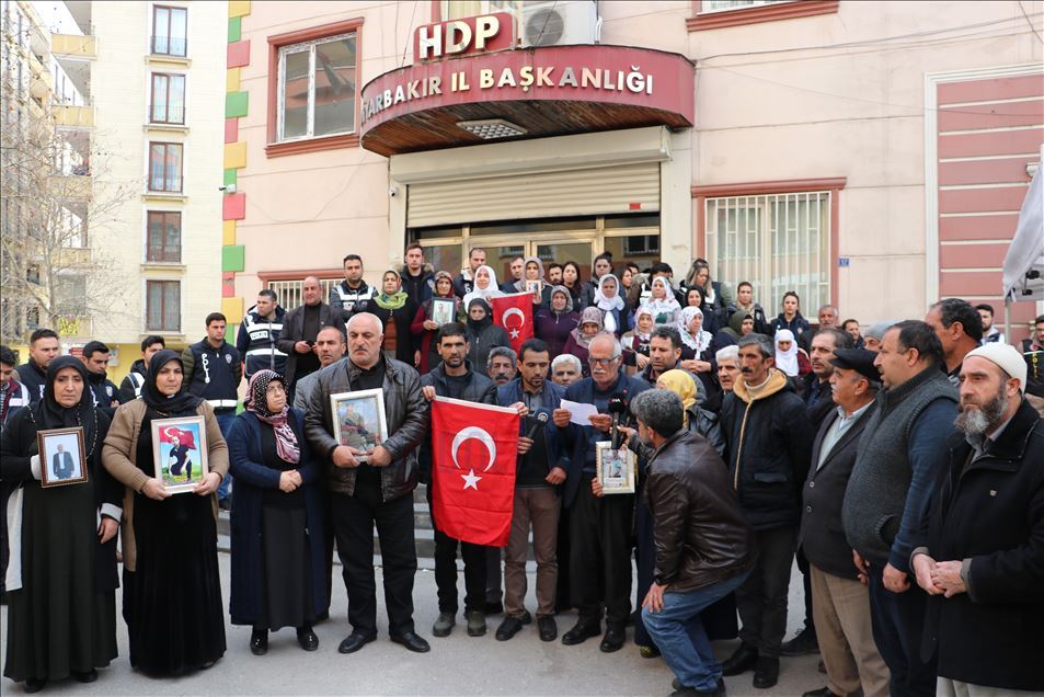 Evlat nöbetini sürdüren aileler 33 askerin şehit düştüğü saldırıyı kınadı