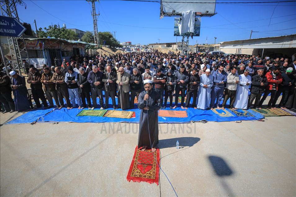 صلاة جمعة قرب حدود غزة الشمالية رفضا لـ"صفقة القرن"