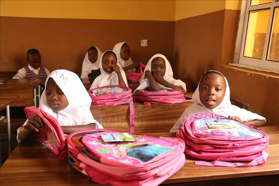 Türk hayırseverlerden Nijerya'daki Türk okuluna yardım
