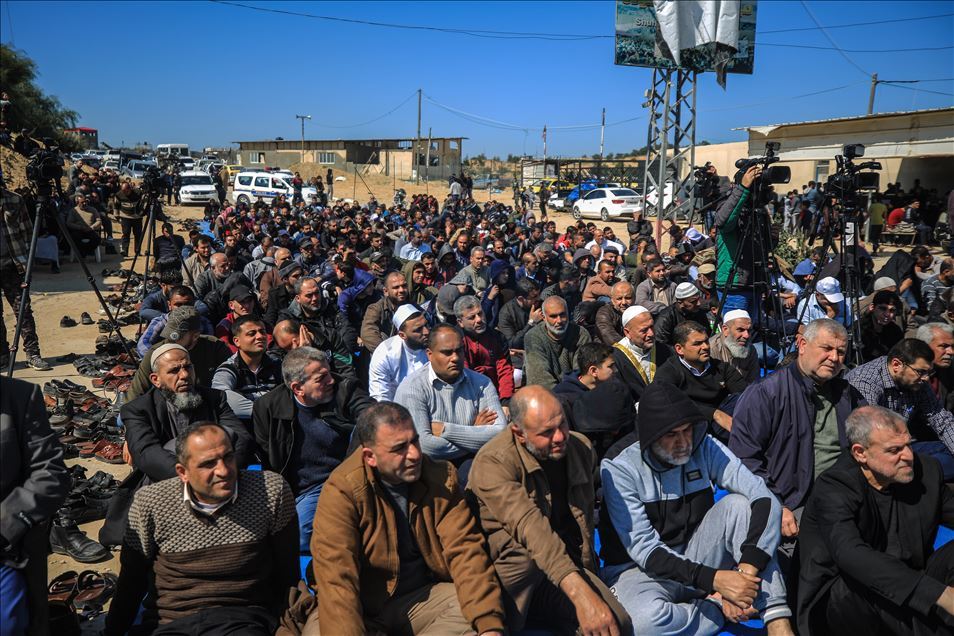 صلاة جمعة قرب حدود غزة الشمالية رفضا لـ"صفقة القرن"