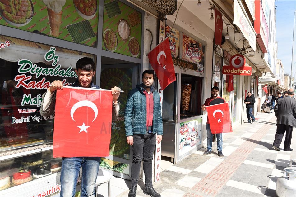 Türkiye Mehmetçik için tek yürek oldu