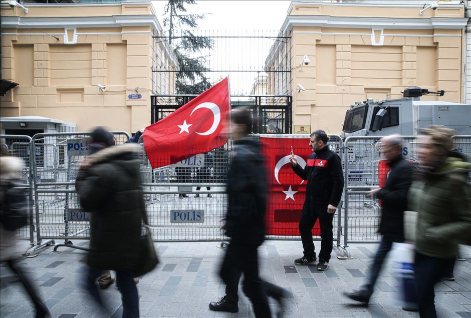 В Стамбуле продолжаются акции с осуждением действий России в Сирии