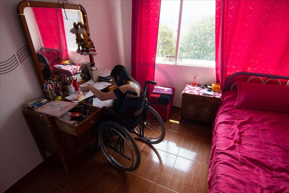 Diseñadora a una mano: la joven con cuadriplejia que se abre paso en el mundo de la moda