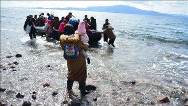 Avrupa'ya gitmek isteyen düzensiz göçmenler Çanakkale'de sahillere gelmeye başladı