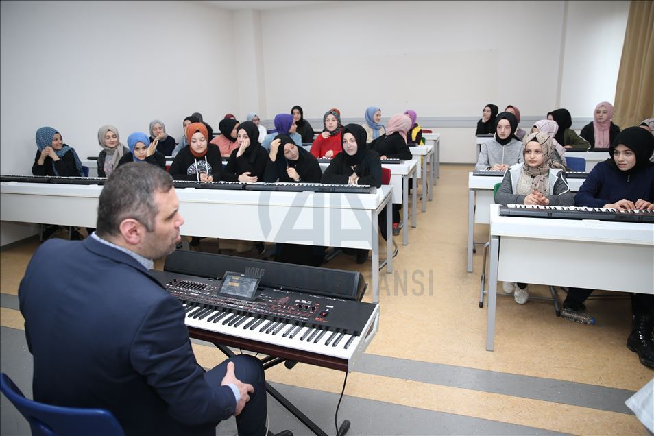 تركي كفيف البصر يحبب تلاميذه الموسيقى والشغف بها