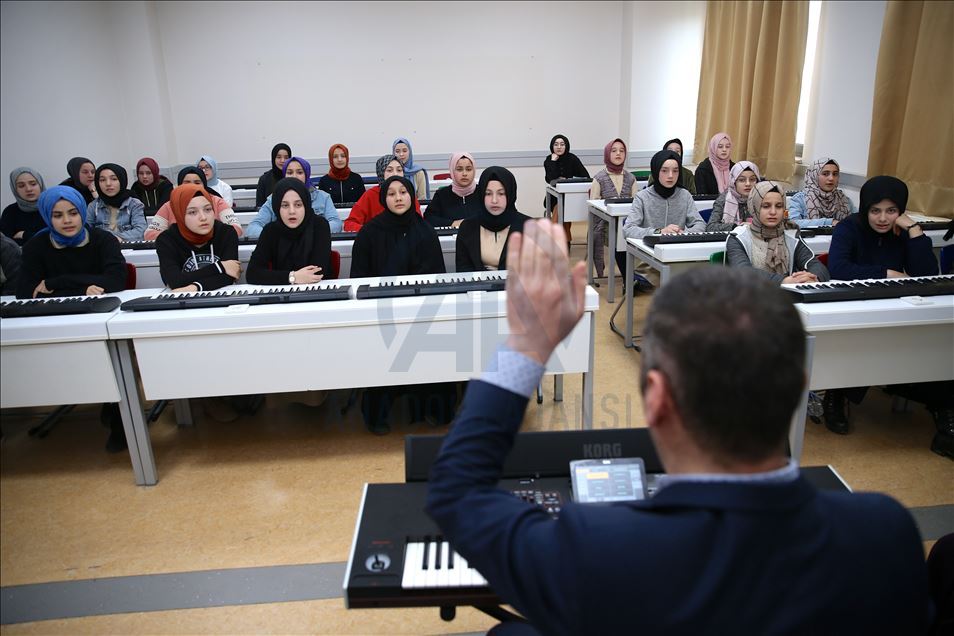 تركي كفيف البصر يحبب تلاميذه الموسيقى والشغف بها